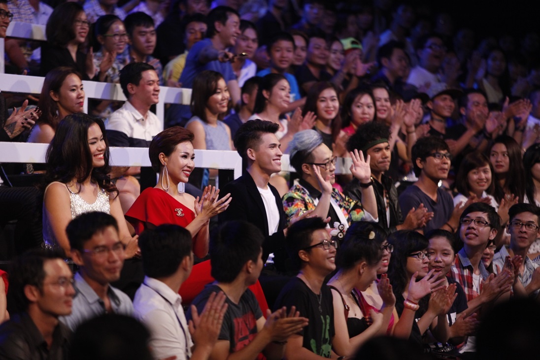 Phương Vy, Uyên Linh, Quốc Thiên, Trung Quân, cùng Ya Suy xuất hiện ở hàng ghế hội đồng giám khảo đặc biệt.