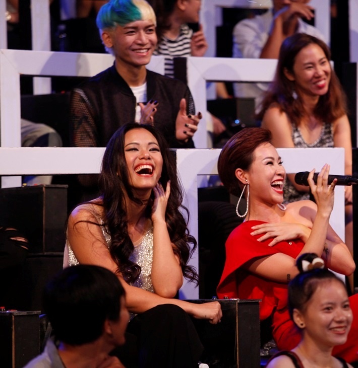 Nếu quán quân mùa đầu tiên bị “hớp hồn” trước tiết mục của chàng Việt kiều Đức, thì người đoạt ngôi vị này vào năm 2010 lại mê mẩn vẻ điển trai của cả 5 thí sinh. 