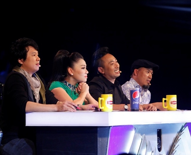 Bộ tứ giám khảo ở vòng Studio.