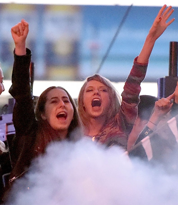 Nữ ca sĩ 25 tuổi cuồng nhiệt trong tiết mục của bạn trai.