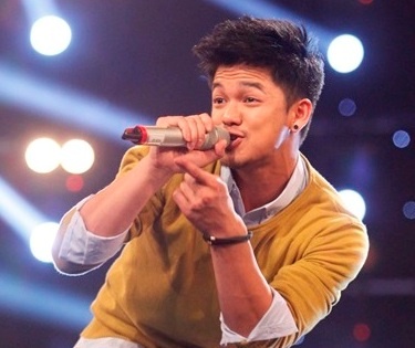 Chang Viet kieu Duc trinh dien xuat than tren san khau Idol hinh anh