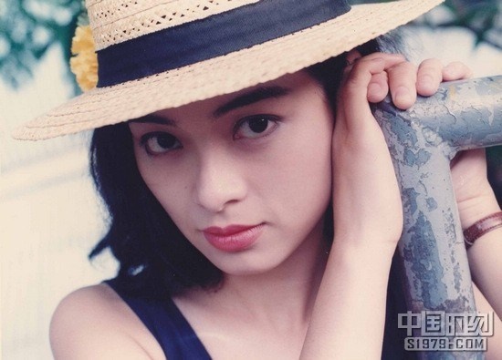 Nàng “A Châu” của “hiên long bát bộ 1997 Lưu Cẩm Linh cũng thân tàn ma dại, sự nghiệp tiêu tan khi thông tin cô bị một ông trùm xã hội đen bỏ thuốc mê, cưỡng hiếp và tống tiền 200 nghìn HKD bị phanh phui. Vài năm nay, không có phim đóng, mức tiền sinh sống hằng tháng chỉ  ngang thù lao của một người giúp việc ở Hong Kong, Lưu Cẩm Linh phải đi bán bảo hiểm kiếm sống.