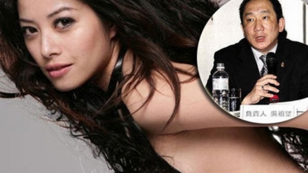 Vào khoảng tháng 3/2012, ca sỹ, diễn viên nổi tiếng Đài Loan Từ Hoài Ngọc công khai xuất hiện trong một buổi họp báo tố cáo ông chủ Ngô Tố Vọng có hành vi quấy rối tình dục với mình trong một thời gian dài. Theo cáo buộc của cô, ông Vọng đã lợi dụng chức vụ thường xuyên có những cử chỉ, hành động khiếm nhã . Sau nhiều lần cắn răng chịu đựng, khi cô 