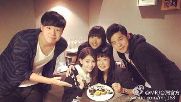 Châu Kiệt Luân bên vợ và bạn bè.