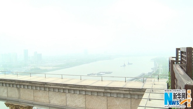 Phía ban công có thể nhìn ra phía bờ sông Hoàng Phố, thấy được Bến Thượng Hải.