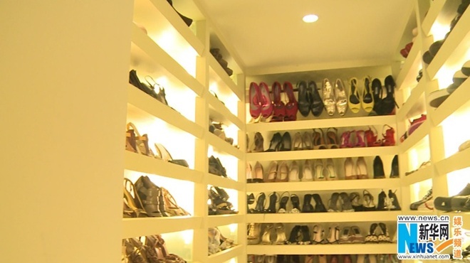 Tủ giày hàng hiệu của nữ chủ nhân.