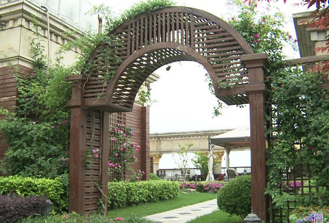 Những hình ảnh của tòa biệt thự này lần đầu được Trương Đình chia sẻ trên truyền hình. Có thể thấy, ngay từ cổng vào, biệt thự của vợ chồng cô đã chẳng khác là bao so với cung điện.