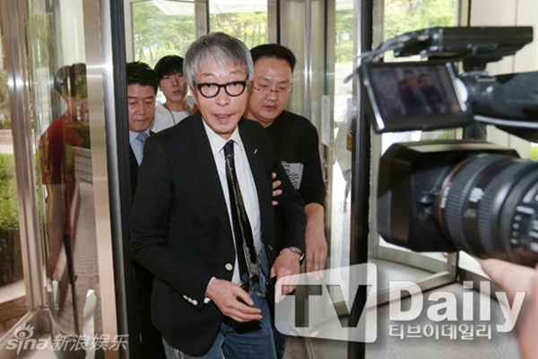 Diễn viên Seo Se Won vui vẻ cười với phóng viên phía bên ngoài tòa án.