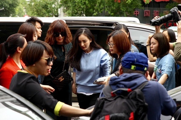 Chiều 14/5, Duơng Mịch xuất hiện tại Sở cảnh sát quận Triều Dương, Bắc Kinh (Trung Quốc). Cô yêu cầu cảnh sát điều tra hung thủ tung clip bôi nhọ cô trên mạng di động.