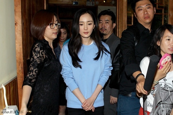 Dương Mịch có mặt khoảng 15 phút tại sở cảnh sát, sau đó cô mệt mỏi trở về nhà. Nữ diễn viên bày tỏ hy vọng cảnh sát sớm tìm ra thủ phạm, trả lại sự trong sạch cho cô.