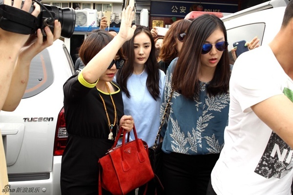 Đoạn clip dài hơn một phút được phát tán vào ngày 12/5 gây xôn xao với thông tin Dương Mịch bị chuốc thuốc mê và bị cưỡng hiếp. Phía luật sư  đưa ra thông cáo phủ nhân ngay trong chiều 13/5. Blogger nổi tiếng Trường Xuân Mậu Dịch cho biết, nhân vật nữ chính trong đoạn clip không phải Dương Mịch. Bằng chứng blogger đưa ra đó là: nạn nhân trong clip có nốt ruồi trên ngực nhưng Dương Mịch thì không. Hơn nữa, sau khi sinh mổ, vùng bụng của nữ diễn viên xinh đẹp có vết sẹo khá rõ. Dấu tích này hoàn toàn không có trên người nạn nhân bị cưỡng hiếp.