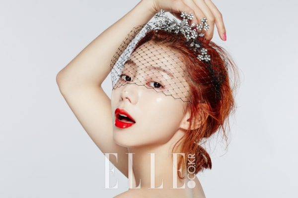 Park Soo Jin trên tạp chí Elle Hàn Quốc số tháng 5.