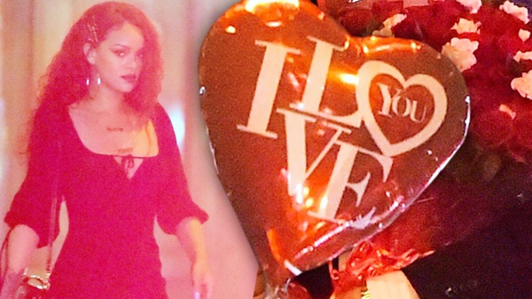 Rihanna rời khỏi nhà tối 12/5 với món quà lãng mạn.