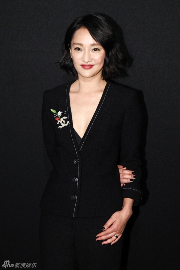 Châu Tấn có mặt từ khá sớm. Cô gây chú ý với trang phục đen kịt. Nữ diễn viên bác bỏ tin đồn mang thai.