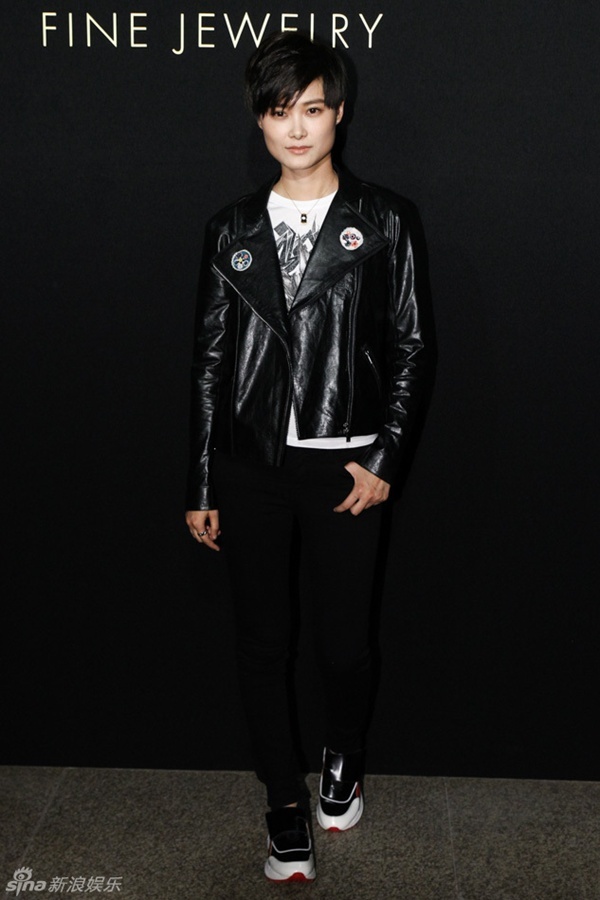 Ca sĩ cá tính Lý Vũ Xuân tạo dáng sành điệu.