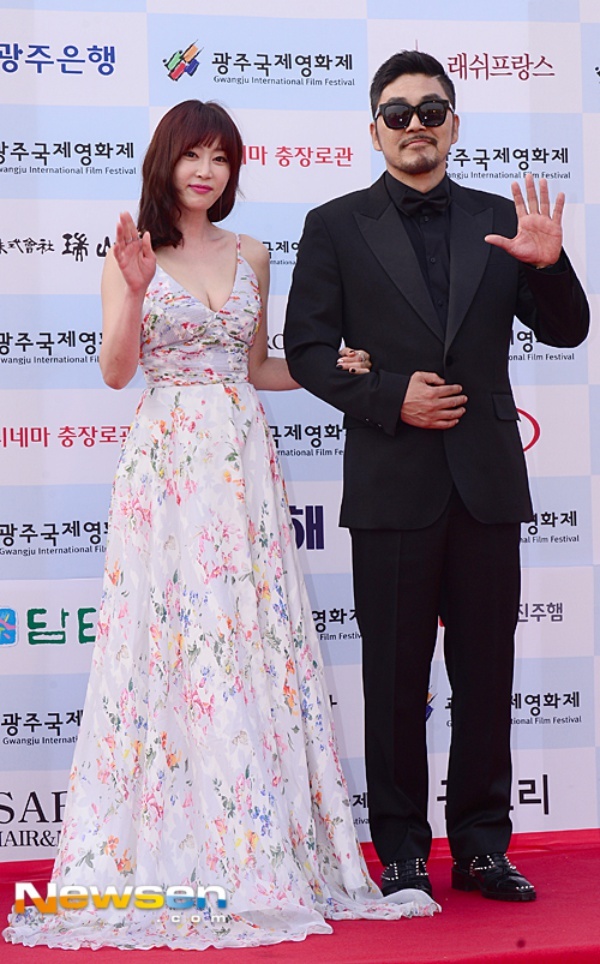 Cô được đàn anh Kim Yeong Ho hộ tống.