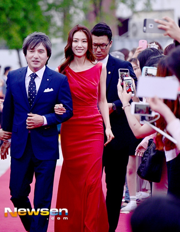 Nữ diễn viên Seo Ji Hye thướt tha với đầm đỏ.