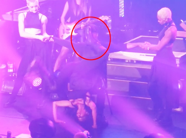 Ciara đạp nhầm vào mặt fan khi trồng cây chuối chuẩn bị nhảy lap dance.