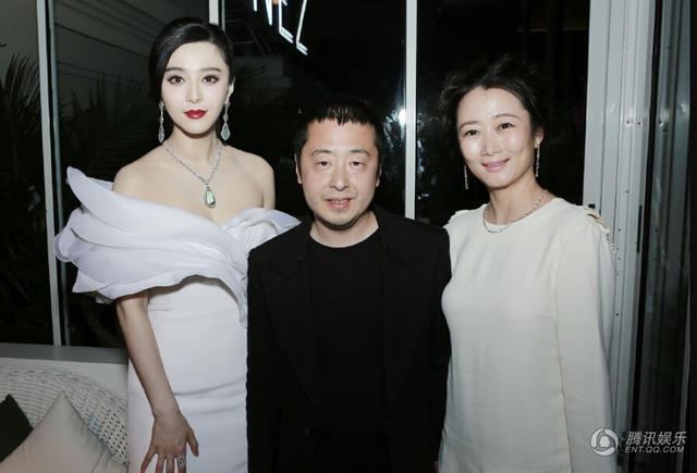 Cô chụp ảnh kỷ niệm cùng vợ chồng diễn viên Triệu Đào - Chương Kha.