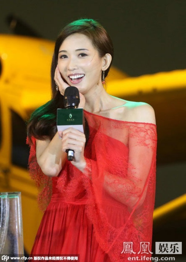 Nữ diễn viên, người mẫu xinh đẹp cười xấu hổ khi trả lời phỏng vấn: “Tôi hoảng hốt. Quả thật nếu thật sự gặp sự cố thì không biết phải làm sao”.