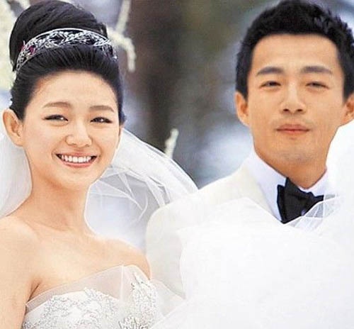 Uông Tiểu Phi và Đại S: Người đẹp Vườn sao băng khiến dư luận choáng váng khi tuyên bố kết hôn với đại gia họ Uông chỉ sau 20 ngày hẹn hò. Cặp đôi gặp nhau trong tiệc sinh nhật của An Dĩ Hiên và lập tức “trúng tiếng sét ái tình”. Với nhiều người đây là tin tức khó tin bởi Đại S thường nổi tiếng “yêu lâu, cưới chậm”.