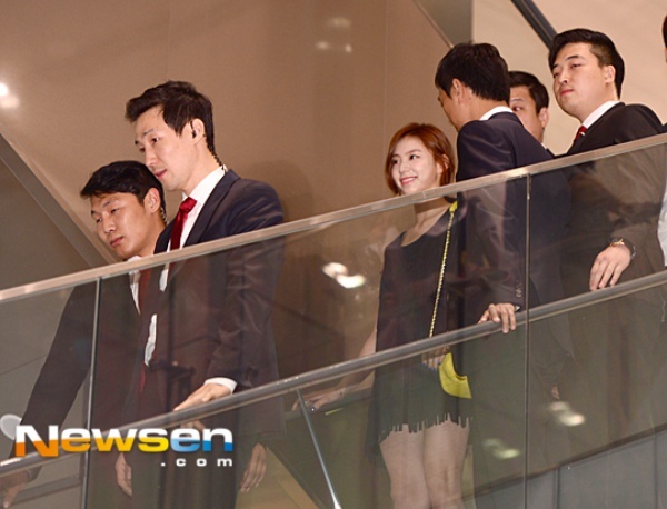 Nữ diễn viên sinh năm 1985 được nhóm vệ sĩ bảo vệ nghiêm ngặt ngay từ khi bước vào. 