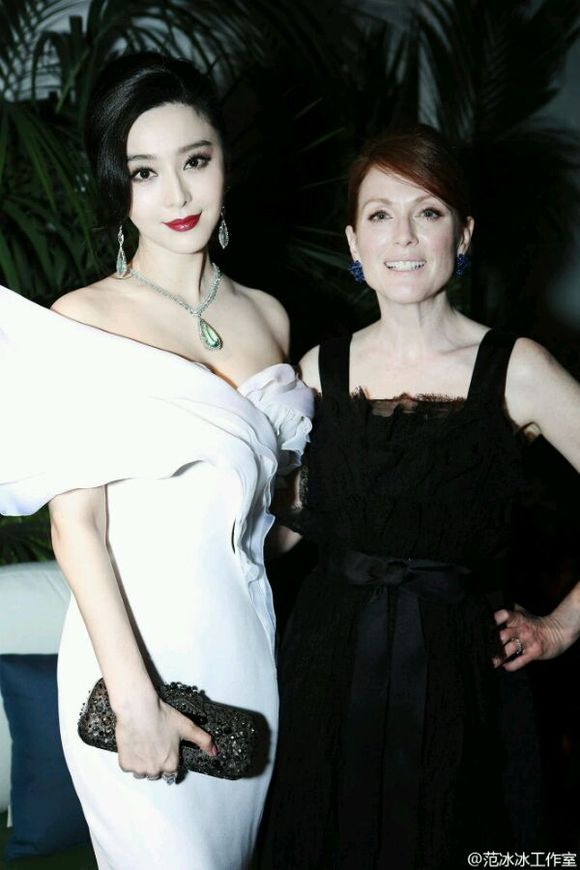 Cô tạo dáng bên đàn chị nổi tiếng Julianne Moore.