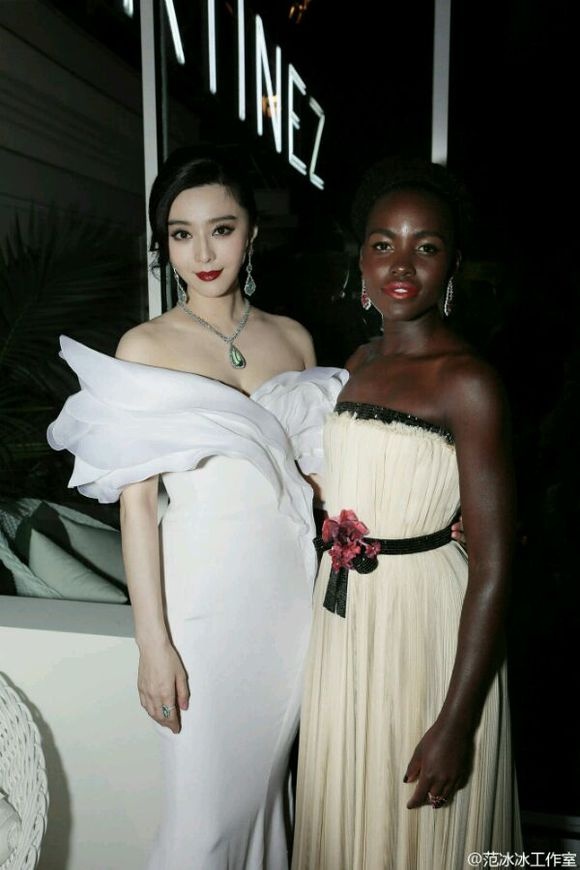 Cô có dịp hội ngộ với người đẹp Lupita Nyong’o. Người đẹp da màu từng được tạp chí People vinh danh là minh tinh đẹp nhất thế giới 2014. Xuất hiện bên cạnh ngôi sao Oscar, Phạm Băng Băng không hề kém cạnh.