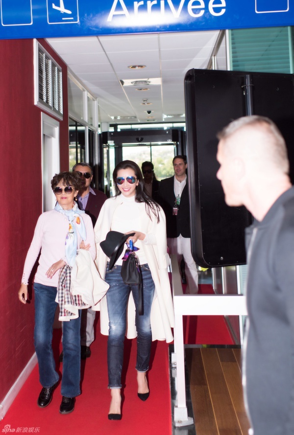 Lý Băng Băng nổi bật đi bên mẹ.