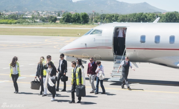 Phi cơ riêng của Lý Băng Băng dùng để đưa đón cha mẹ tới Cannes.