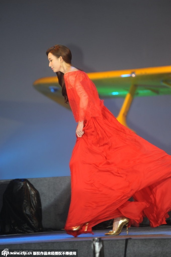 Vì đi giày cao gót, Lâm Chí Linh đã gặp sự cố khi vô tình giẫm lên váy và suýt ngã trước ống kính.