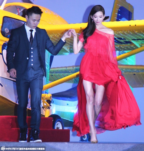 Trong suốt sự kiện sau đó, cô thường nhờ nhân viên hậu trường giúp đỡ khi di chuyển.