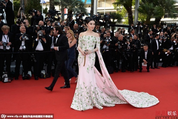 Phạm Băng Băng đầu tư kỹ lưỡng cho váy tham dự thảm đỏ.