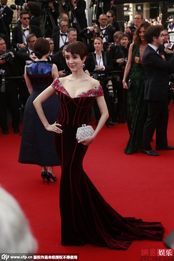 Kim Xảo Xảo đi thảm đỏ tới...2 lần.