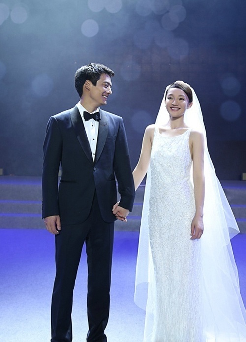 Châu Tấn - Cao Thánh Viễn: Tháng 7/2014, trong đêm nhạc có sự hiện diện của hàng chục nghìn khán giả, bât ngờ Châu Tấn và Cao Thánh Viễn xuất hiện trong trang phục cô dâu, chú rể. Không một khán giả nao có mặt nghĩ rằng đây là đám cưới thật sự cho đến khi quản lý của nữ diễn viên lên tiếng xác thực. “Chúng tôi tưởng rằng đó là một chiêu trò nào đó. Ai có thể ngờ Châu Tấn tổ chức cưới theo cách lạ lùng như thế”, một cư dân mạng chia sẻ. Đám cưới của người đẹp Họa bì trở thành sự kiện bất ngờ nhất năm.