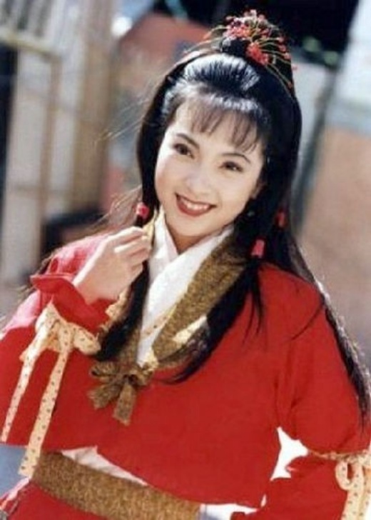 Phó Minh Hiến sinh năm 1970, là hoa đán nổi danh TVB một thời, với các phim Hoa mộc lan (1998), Thần điêu đại hiệp (bản Cổ Thiên Lạc, Lý Nhược Đồng), Sư tử Hà Đông (1996)... Người đẹp ngừng đóng phim từ cuối thập niên 1990.