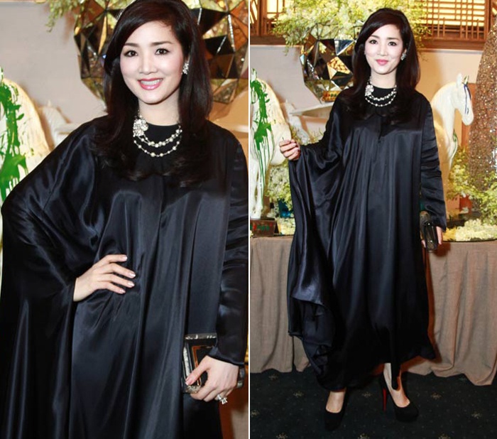 Người đẹp không tuổi Giáng My mất điểm khi diện bộ váy rộng dài tay màu đen tuyền. Cô phối kèm với giày cao gót và clutch cùng tông màu. Trang phục cây đen kín mít và thùng thình làm giảm đi vẻ tươi trẻ cũng như vóc dáng của Giáng My.