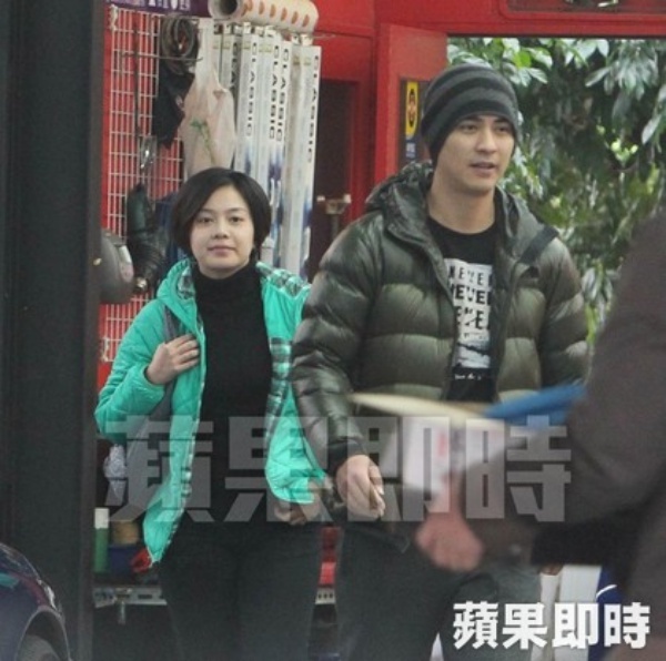 Năm 2013, với vóc dáng tròn trịa khi đi cùng Châu Du Dân, nhiều người lầm tưởng cô mang thai.