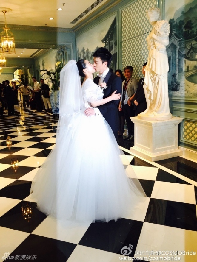 Cặp đôi trao nhau nụ ohon nồng nàn trước ống kính.