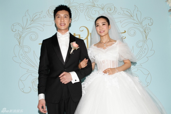 Sự hạnh phúc không che giấu của cô dâu và chú rể - tài tử Hà Kiến Trạch. Tiết lộ về lý do sớm kết hôn, Đào Hân Nhiên nói: “Bởi vì có một anh chàng ngốc, một người đàn ông dại khờ yêu tôi nhiều năm, tôi cảm thấy tôi sẽ là kẻ đại ngốc nếu để mất anh ấy”.