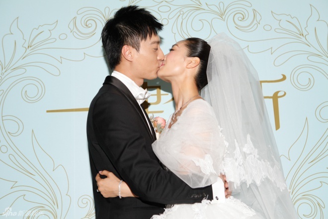 Đôi tình nhân không ngừng khóa môi thắm thiết.