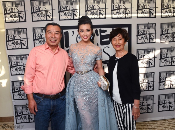 Lần này tới Cannes, cô đi cùng bố mẹ mình. Hình ảnh Lý Băng Băng chụp ảnh với bố mẹ trong hậu trường.