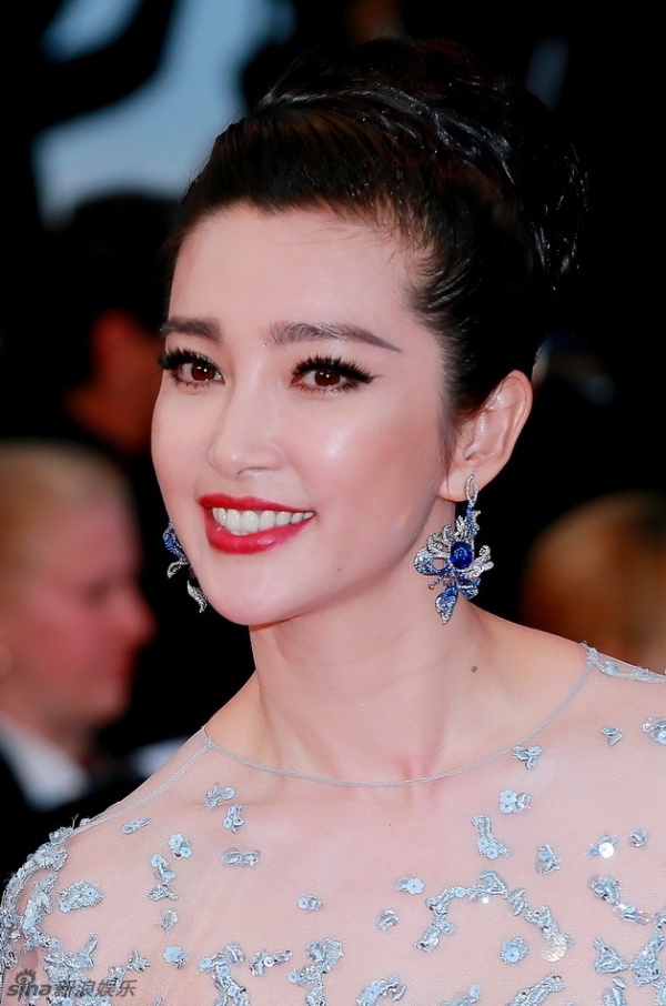 Ở góc độ chụp gần, Lý Băng Băng cho thấy cô sở hữu làn da căng mịn dù đã ở tuổi 42.