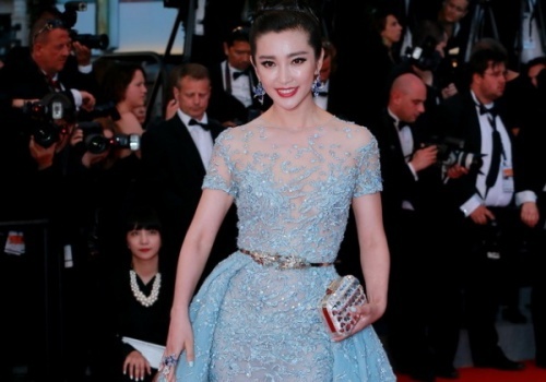 Ly Bang Bang dien vay xuyen thau noi bat tren tham do Cannes hinh anh