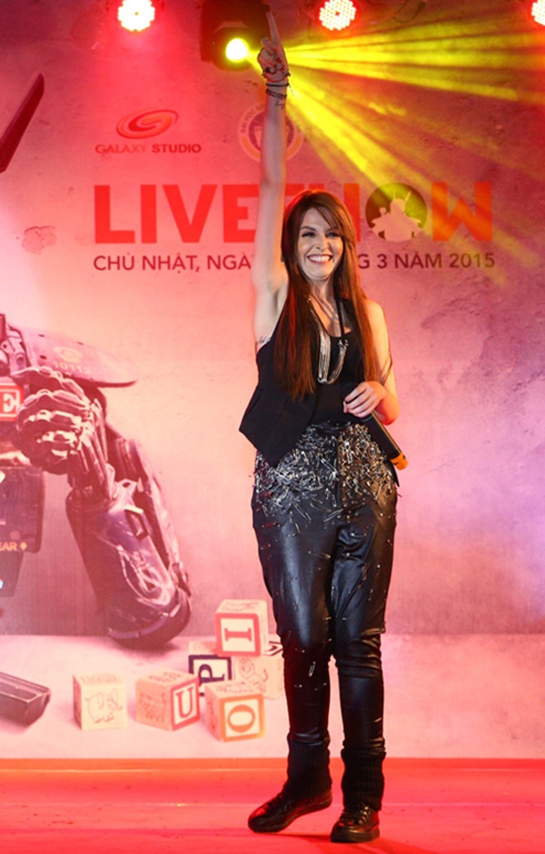 Diện quần da rộng và trễ làm đôi chân của Andrea to bất thường. Tổng thể trang phục bị coi là thiếu chỉn chu vì vải nhăn nhúm, thiết kế không làm tôn vóc dáng.