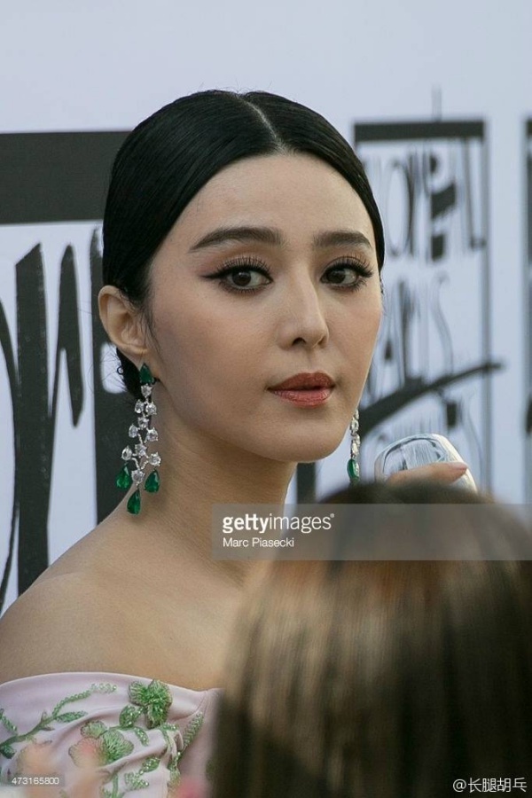 Gương mặt không có tác động của phần mềm chỉnh ảnh, Phạm Băng Băng không sở hữu làn da trắng tinh không tì vết. Ở tuổi 34, cô cũng có nếp nhăn và quầng thâm ở mắt.