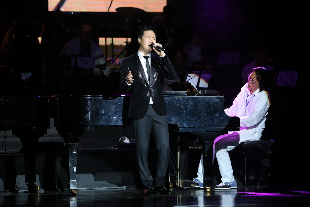 Lê Hiếu gây xúc động khi thể hiện ca khúc Buồn ơi, chào mi.