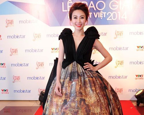 My nhan Viet mat hut duong cong vi chon nham trang phuc hinh anh