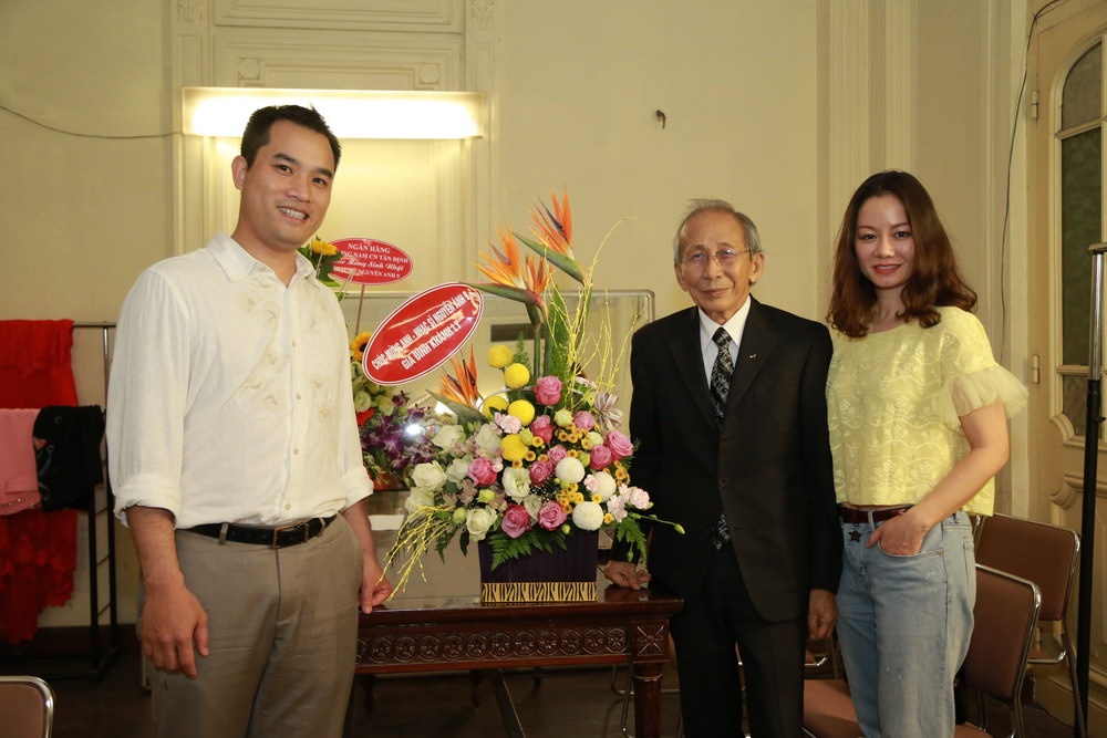 Dù không tham dự đêm nhạc, gia đình Khánh Ly vẫn gửi hoa chúc mừng Nguyễn Ánh 9. Nữ danh ca là người bạn