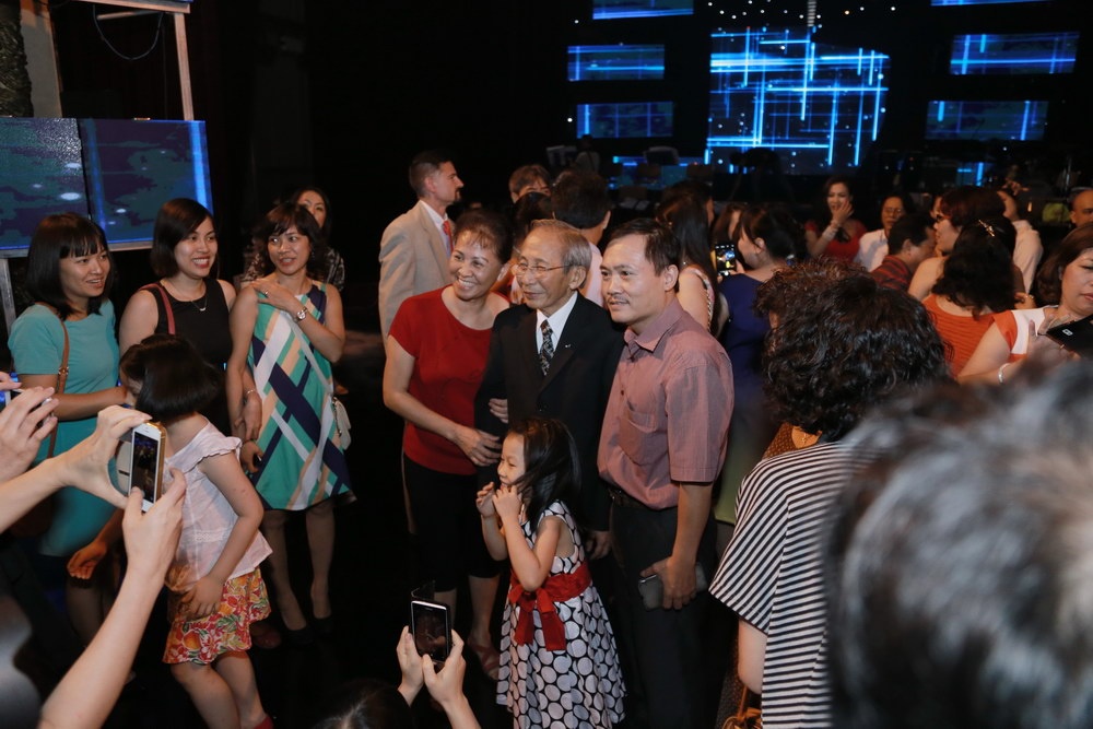 Sau đêm diễn, rất nhiều khán giả chờ đợi Nguyễn Ánh 9 ở sảnh Nhà hát Lớn. Họ muốn được gần thêm, được chúc mừng, được chia sẻ với người nghệ sĩ già. Nụ cười hiền hậu, ánh mắt cảm động của Nguyễn Ánh 9 cho thấy ông đang ngập tràn hành phúc giữa vòng tay của người hâm mộ.